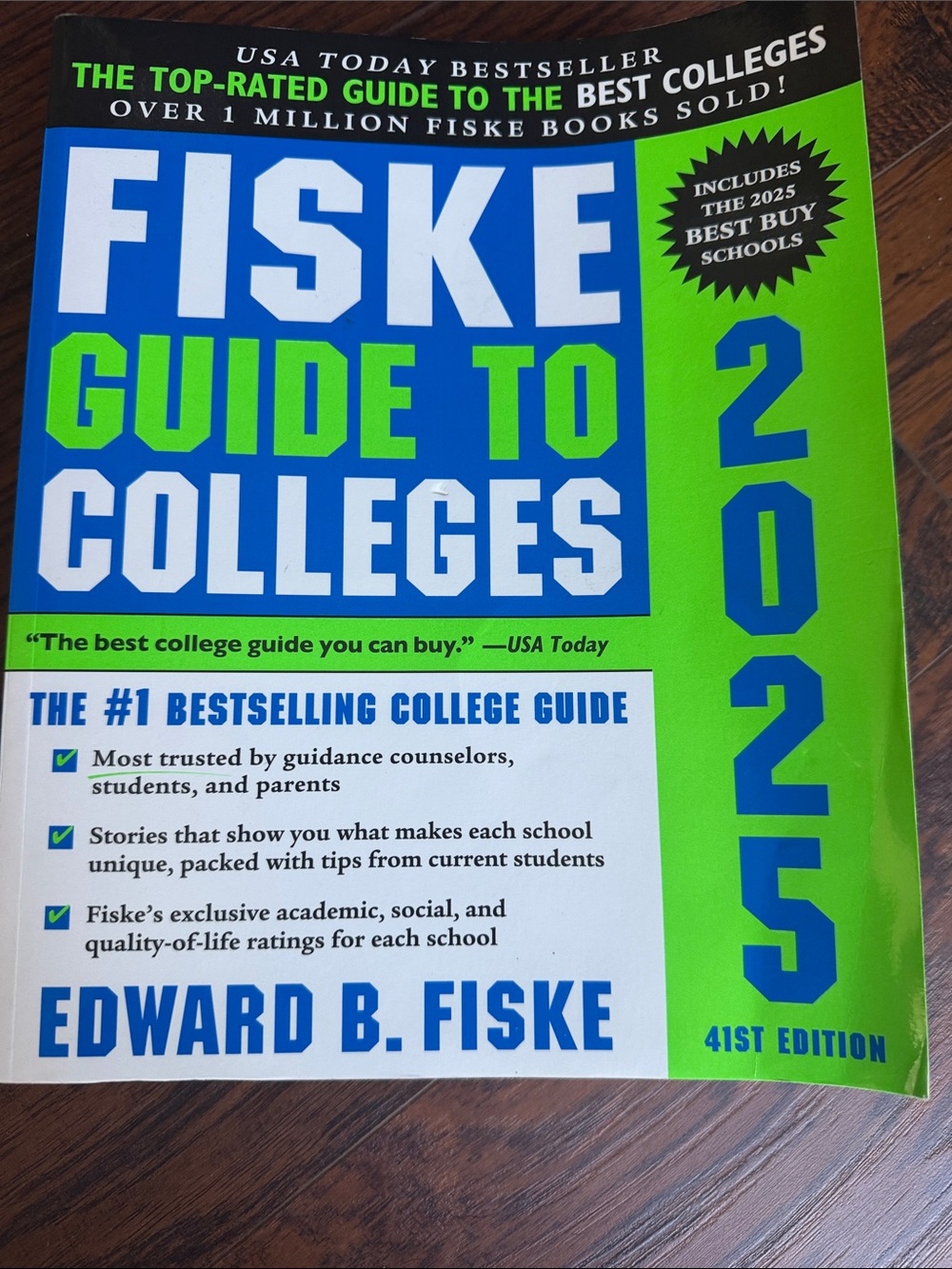 Fiske Guide to Colleges 2025 — (Green/Blue)